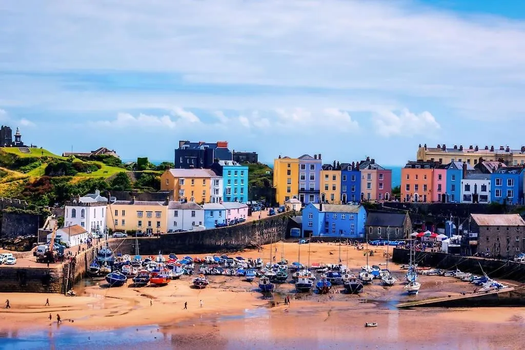The Bothy Near Tenby, Big Projector Screen, Four-poster Bed, On-site Hot Tub Access Via Pack, Breakfast *