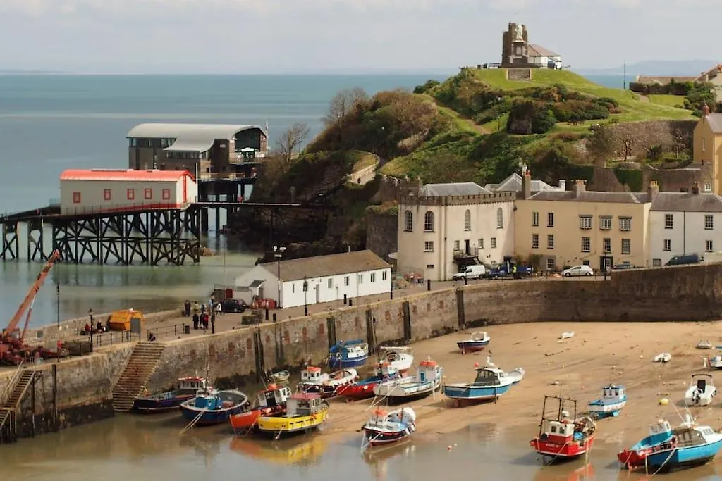The Bothy Near Tenby, Big Projector Screen, Four-poster Bed, On-site Hot Tub Access Via Pack, Breakfast * 滕比