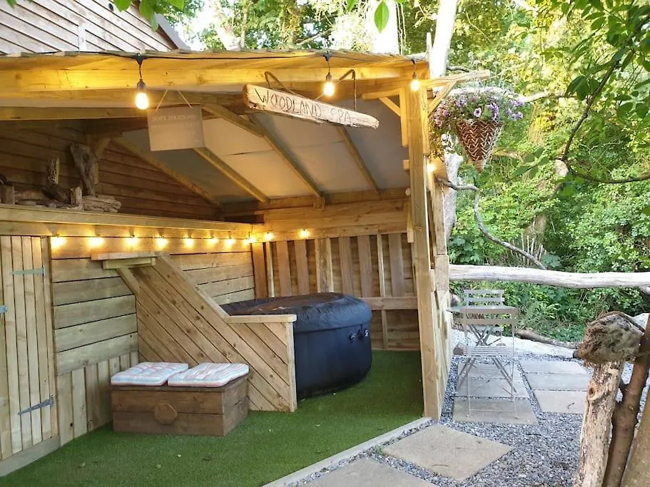 The Bothy Near Tenby, Big Projector Screen, Four-poster Bed, On-site Hot Tub Access Via Pack, Breakfast * 滕比