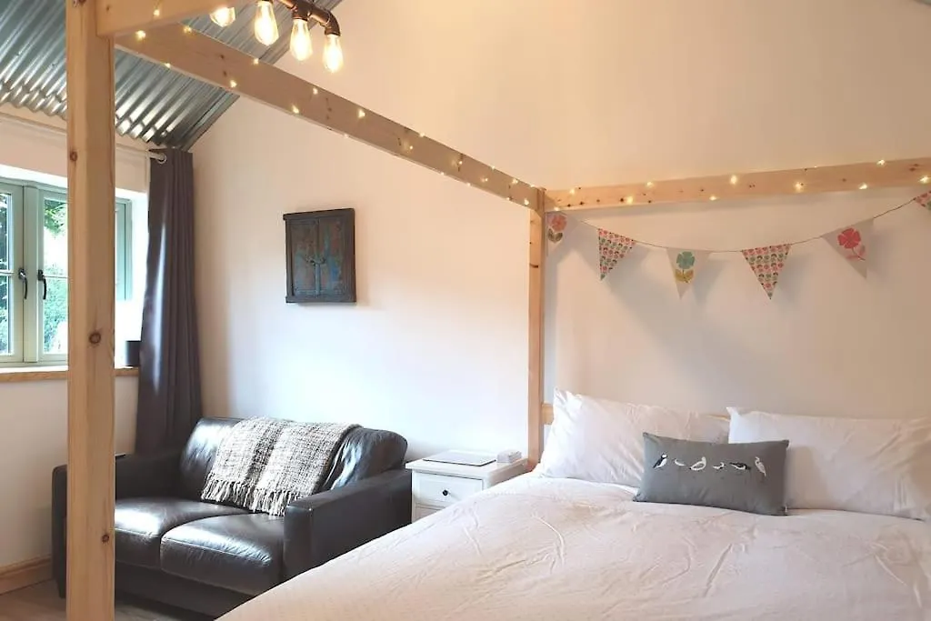 The Bothy Near Tenby, Big Projector Screen, Four-poster Bed, On-site Hot Tub Access Via Pack, Breakfast * 滕比