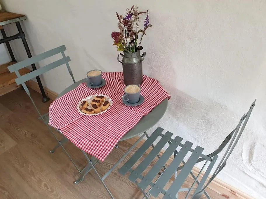 The Bothy Near Tenby, Big Projector Screen, Four-poster Bed, On-site Hot Tub Access Via Pack, Breakfast 滕比