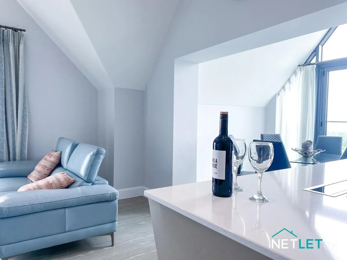 Waterstone House Penthouse Apartmán *
