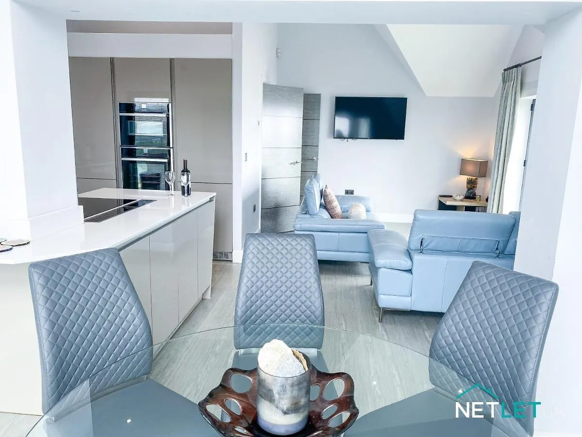 Waterstone House Penthouse Apartmán *