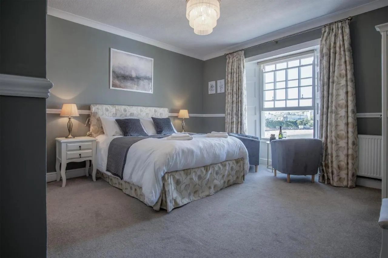 Gwynne House - 6 Bedroom Luxurious - Harbour Holiday home *
