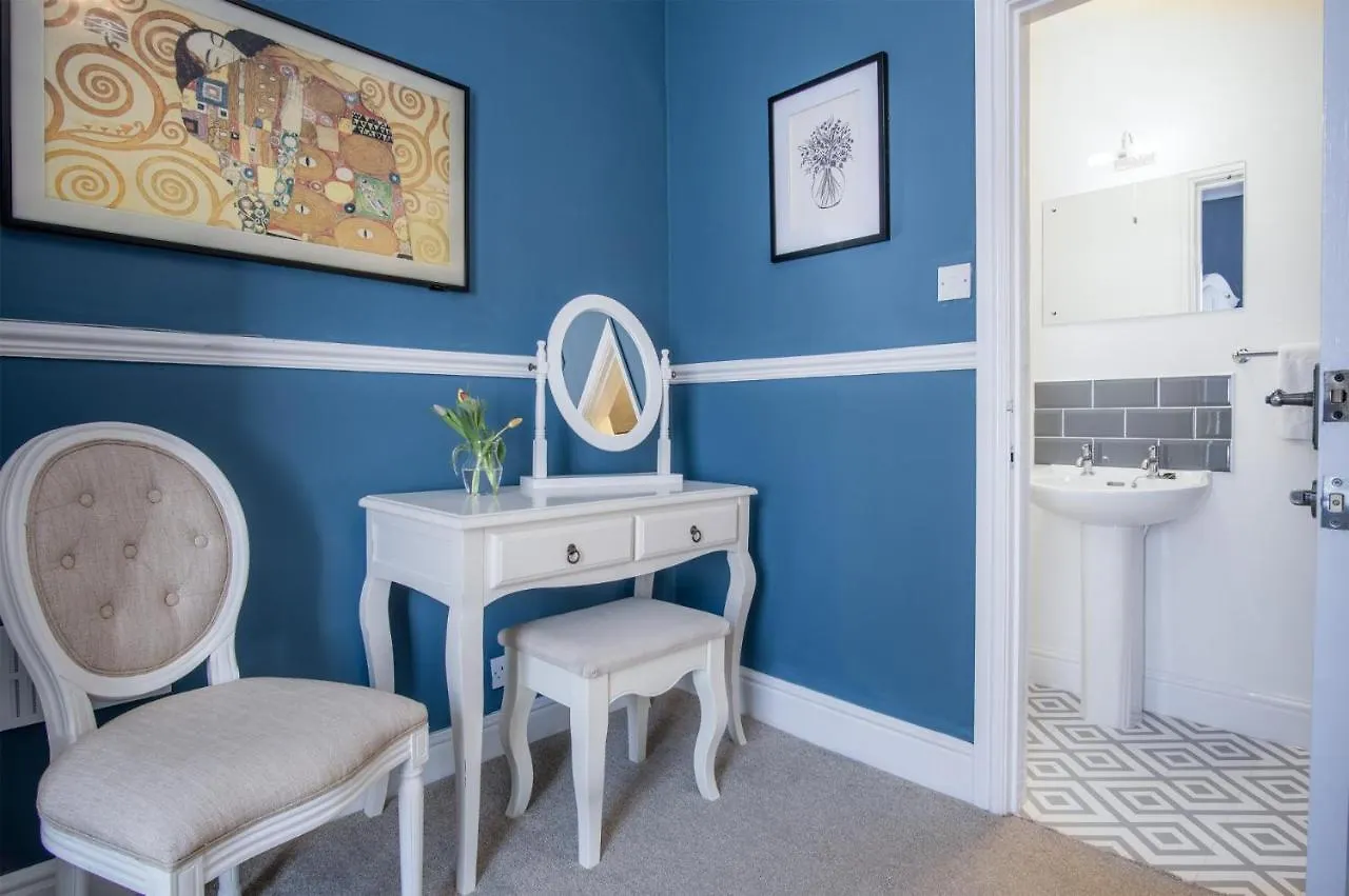 Gwynne House - 6 Bedroom Luxurious - Harbour Holiday home *