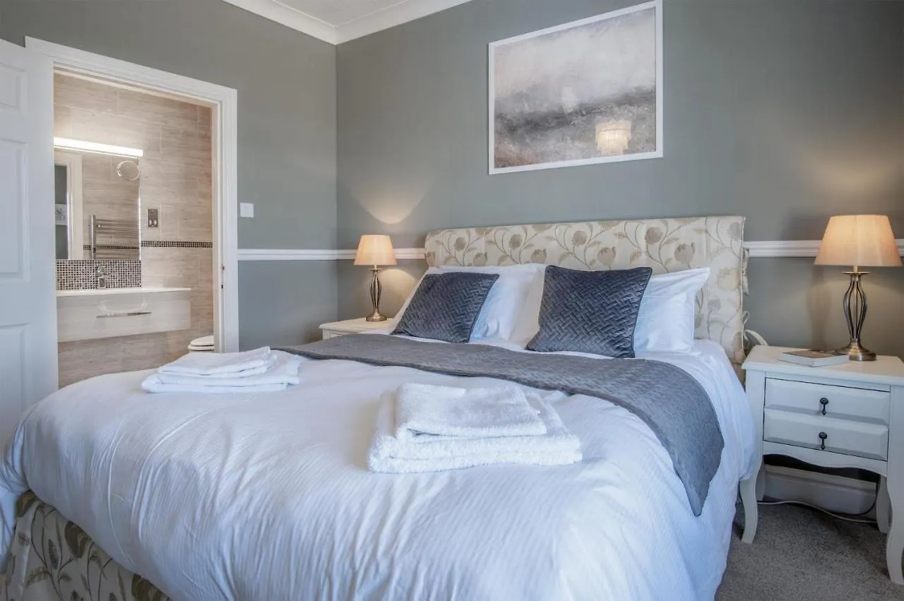 Gwynne House - 6 Bedroom Luxurious - Harbour Holiday home *
