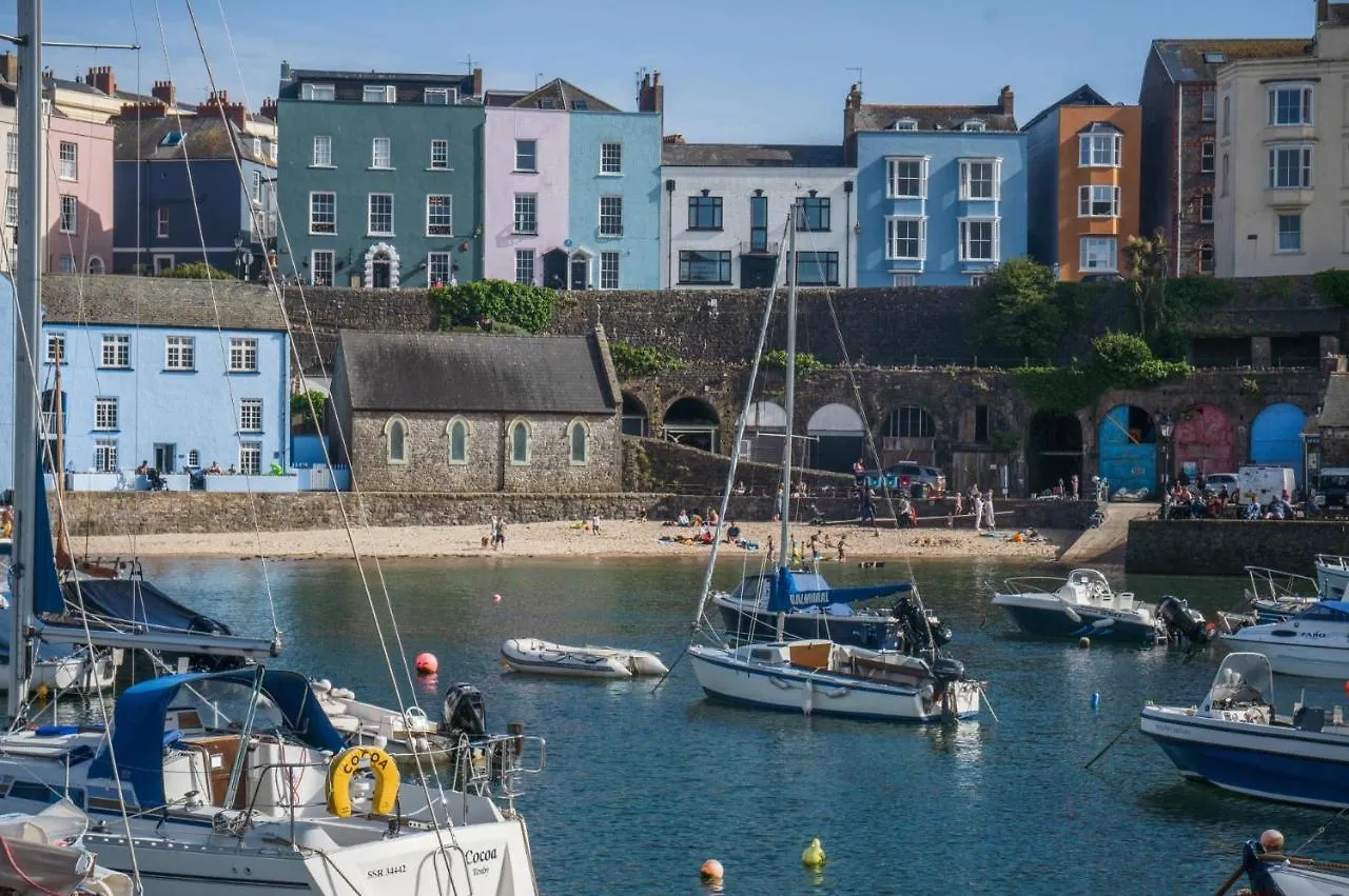 Gwynne House - 6 Bedroom Luxurious - Harbour Holiday home *