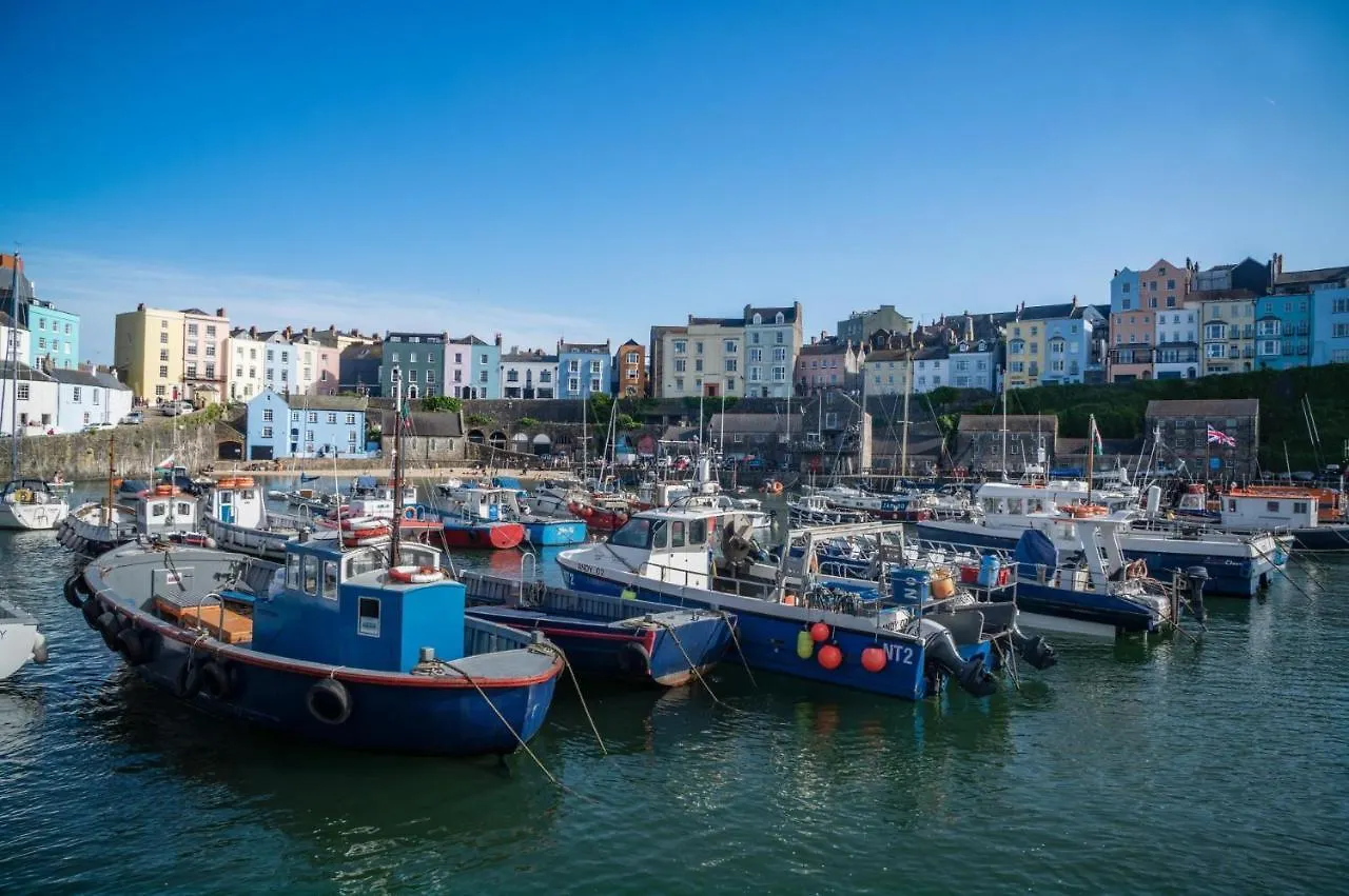 Gwynne House - 6 Bedroom Luxurious - Harbour Holiday home