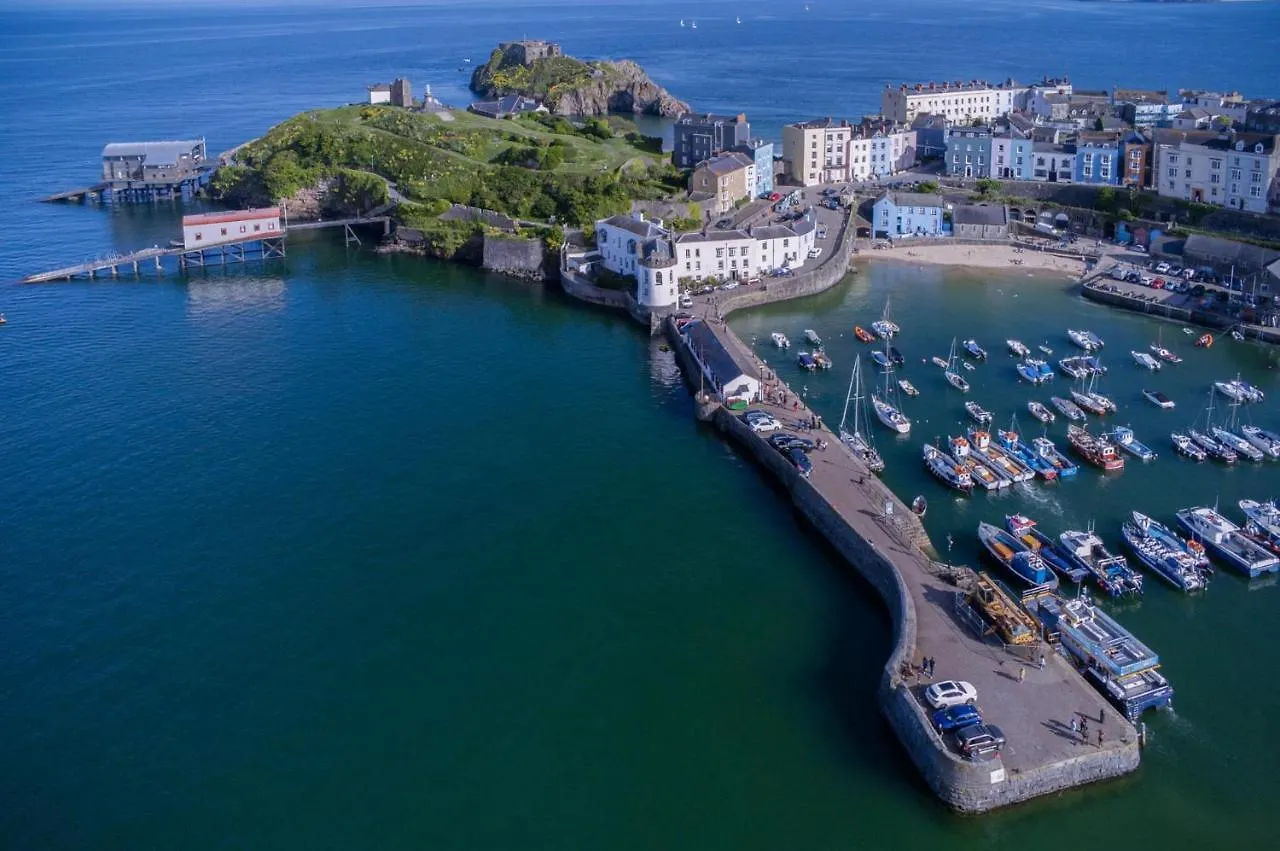 Gwynne House - 6 Bedroom Luxurious - Harbour Holiday home