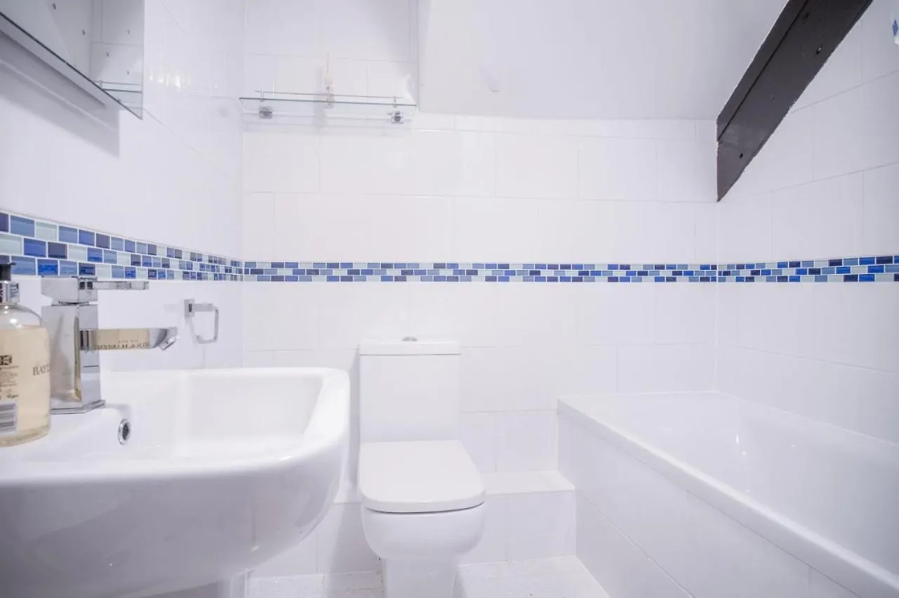 The Penthouse At The Mews - 2 Bedroom - * Tenby