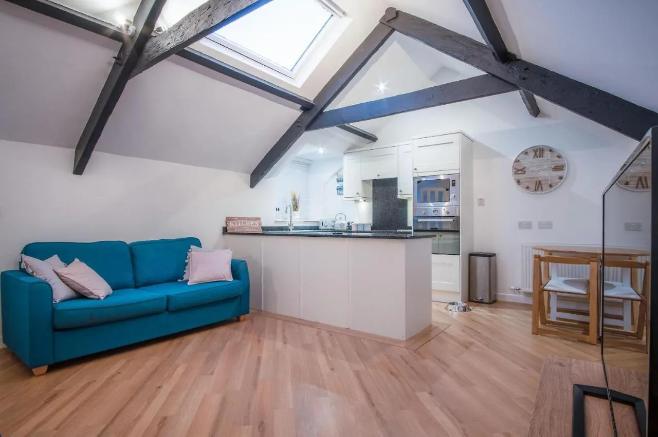 The Penthouse At The Mews - 2 Bedroom - * Tenby