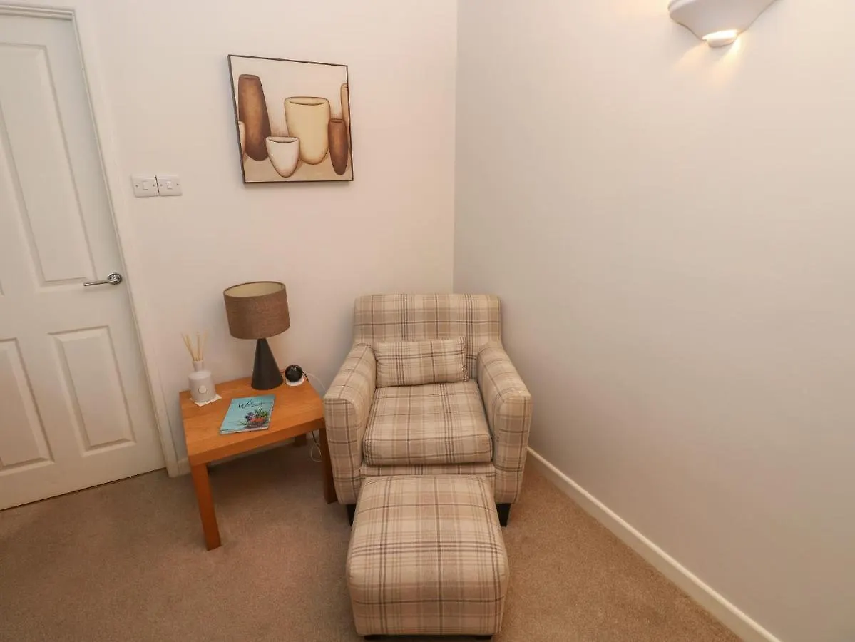 Flat 1 *