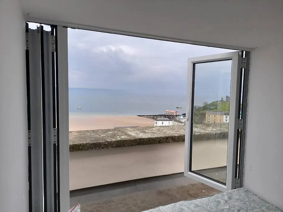 Top Floor Apartment, Sea Views Of Harbour Beach Tenby