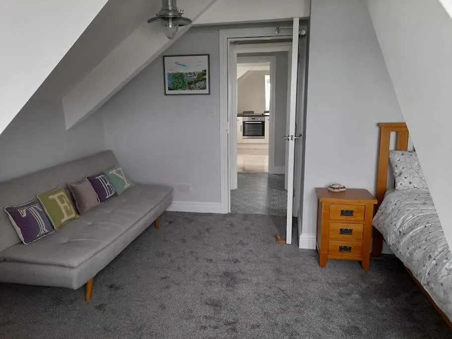 Apartment Top Floor Apartment, Sea Views Of Harbour Beach *