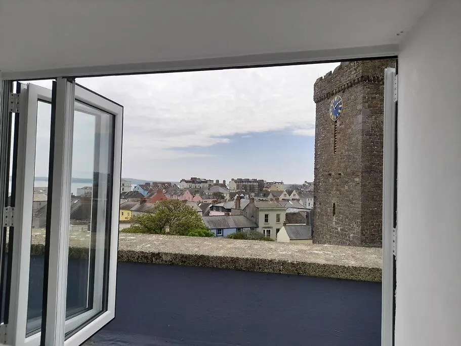 Top Floor Apartment, Sea Views Of Harbour Beach Tenby