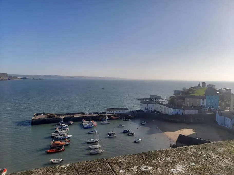Top Floor Apartment, Sea Views Of Harbour Beach *
