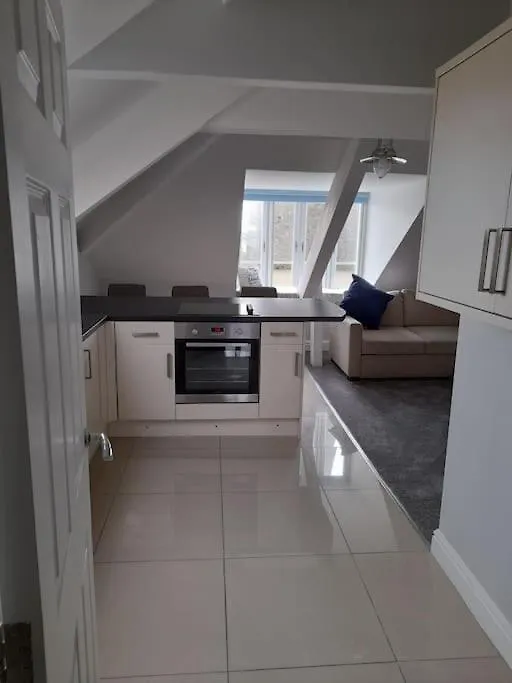 Top Floor Apartment, Sea Views Of Harbour Beach Apartment *