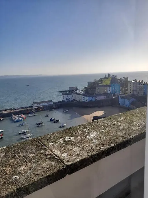 Apartment Top Floor Apartment, Sea Views Of Harbour Beach *