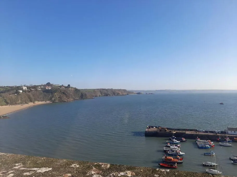 Top Floor Apartment, Sea Views Of Harbour Beach *