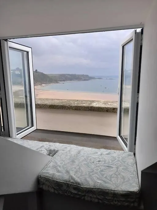 Top Floor Apartment, Sea Views Of Harbour Beach * Tenby