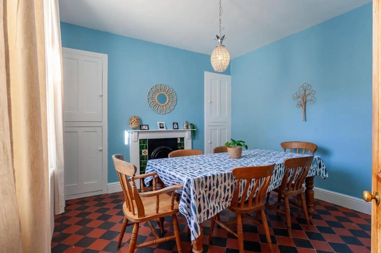 Family With Bunk Beds, Courtyard, Tv & Holiday home Tenby