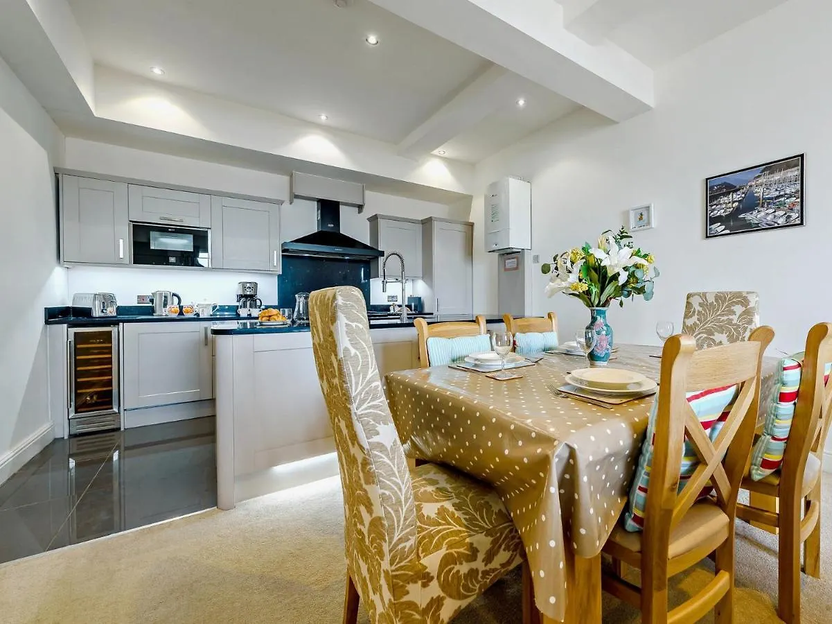 3 Bed In Fb161