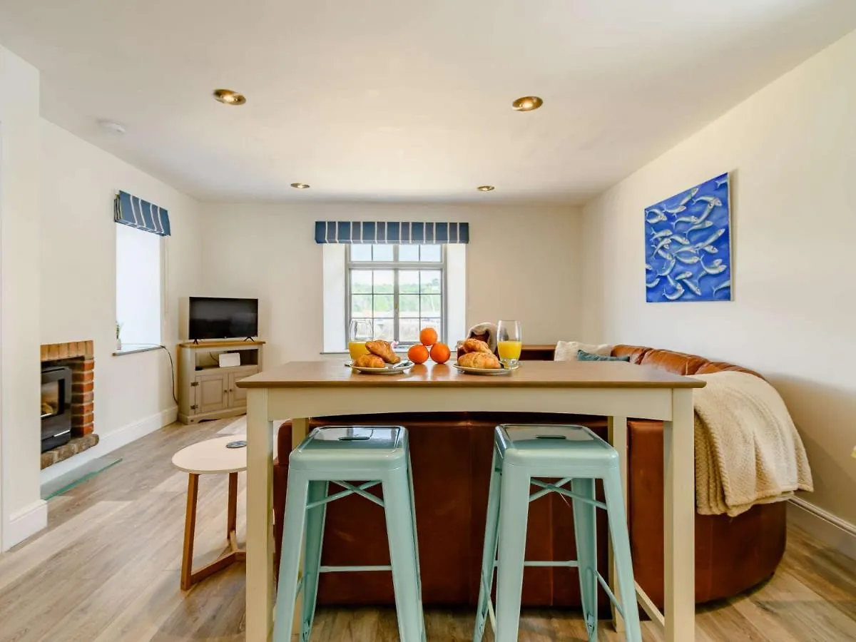 2 Bed In 87912 Apartment Tenby