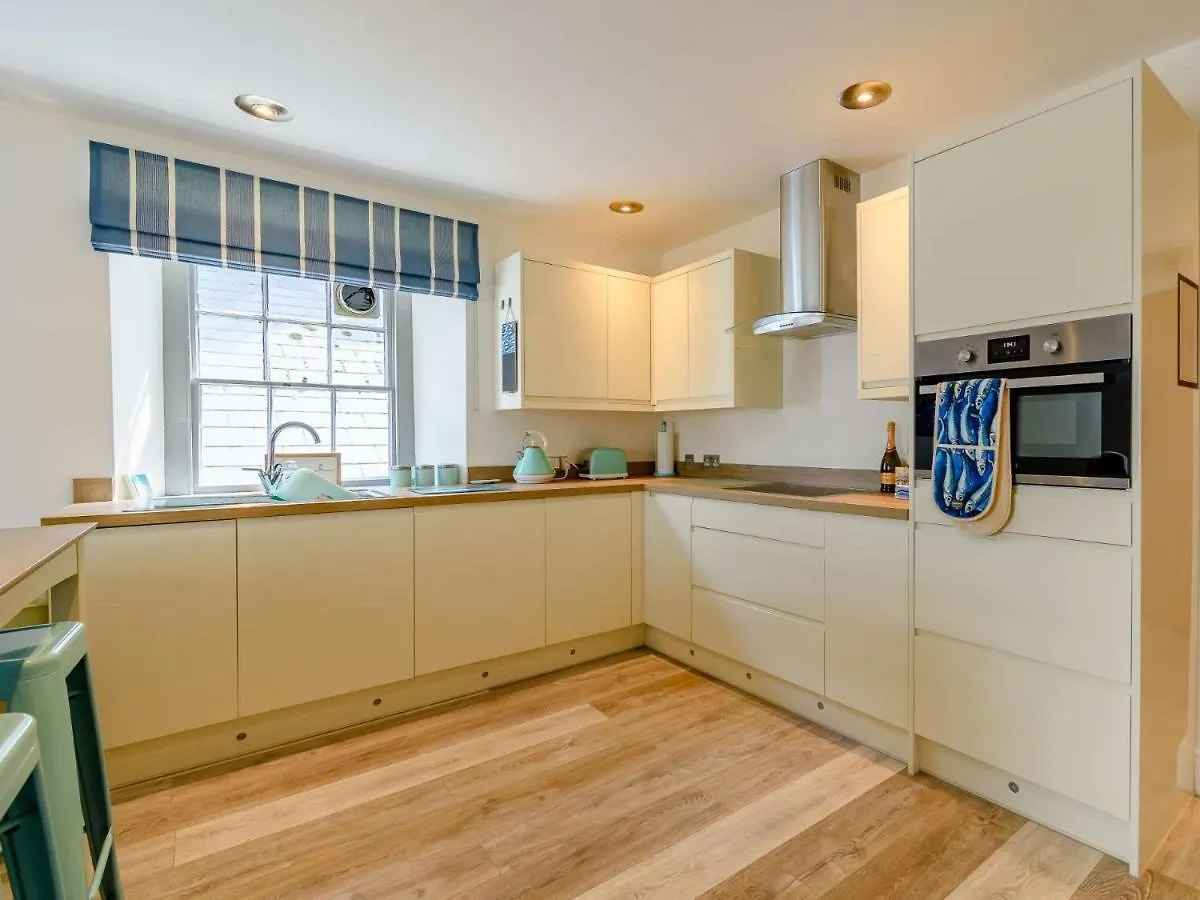 2 Bed In 87912 Tenby