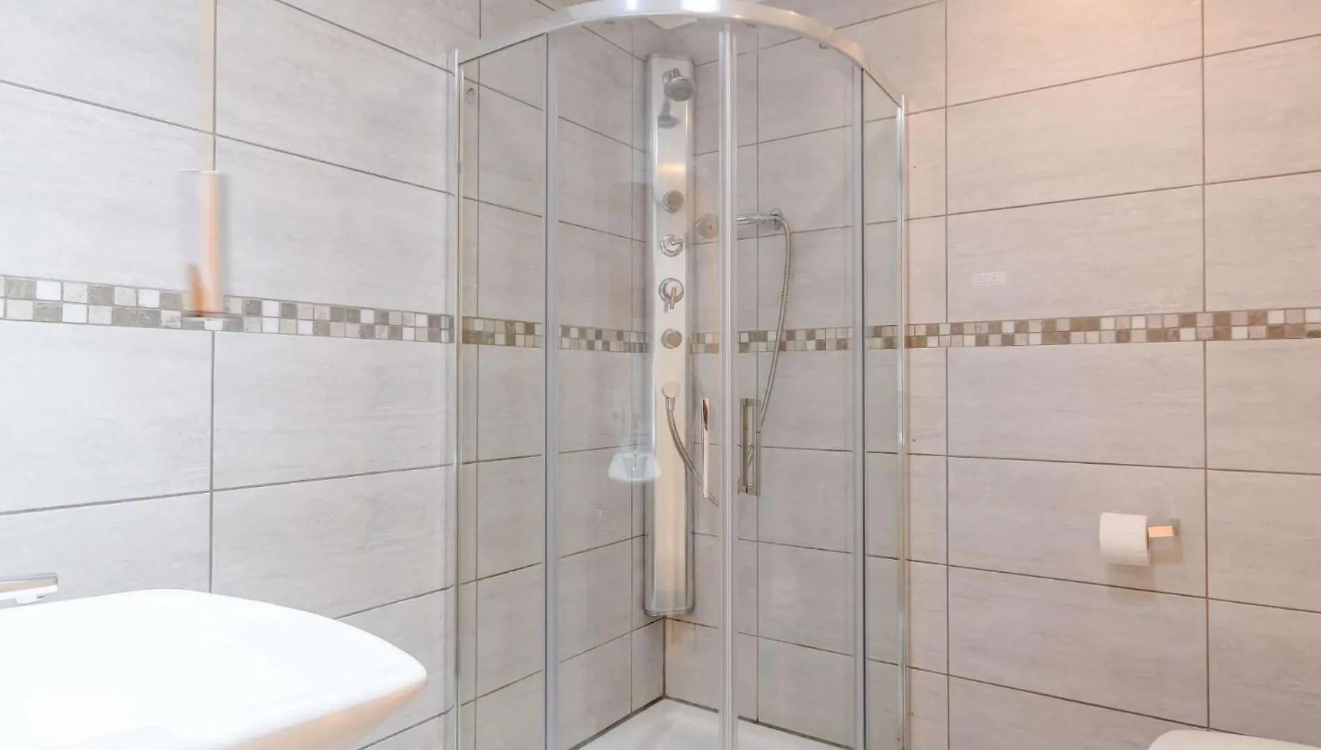 4 Bed In Fb003 * Tenby