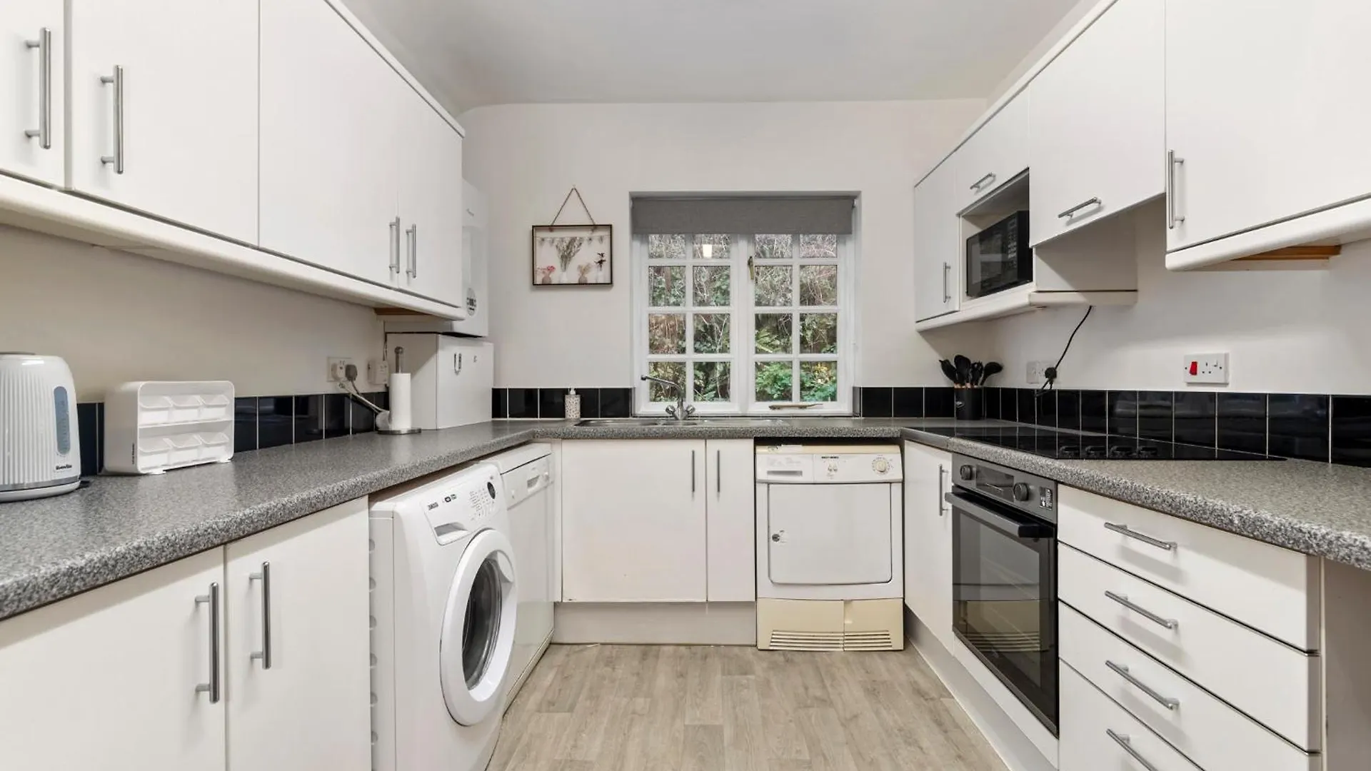 5 Sunny Cove - Direct Access Sea Views Apartman *
