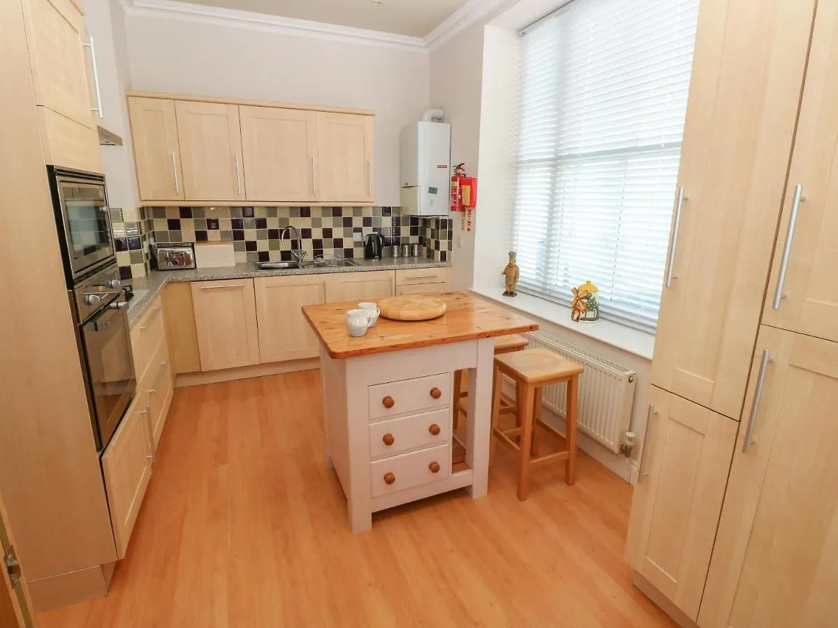 6 South Court * Tenby