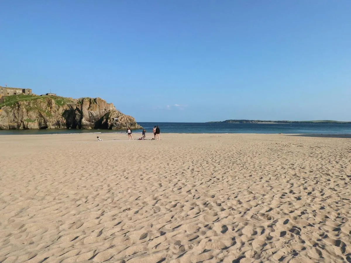 6 South Court * Tenby