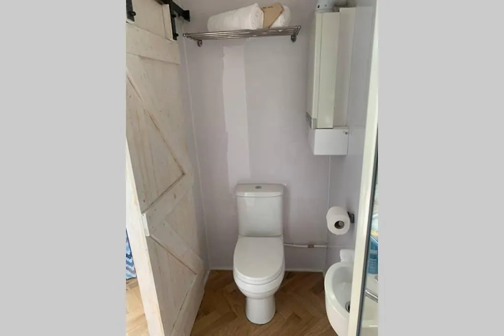 Apartment Apple Tree Hut Tenby