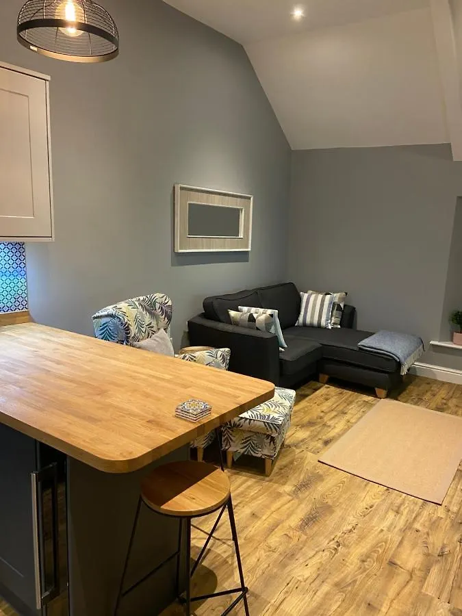 Stylish Apartment, Great Location, Parking Apartment Tenby