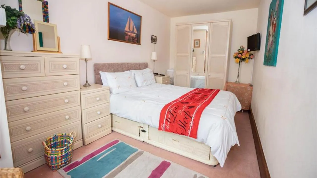 Tredegar House Flat 4 *