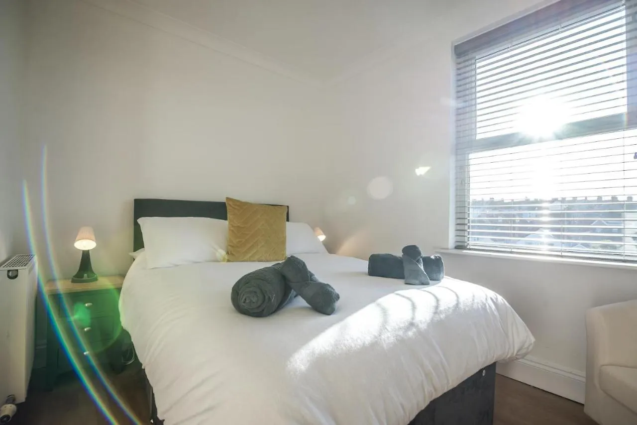 Ivydene - 3 Bedroom Holiday - *