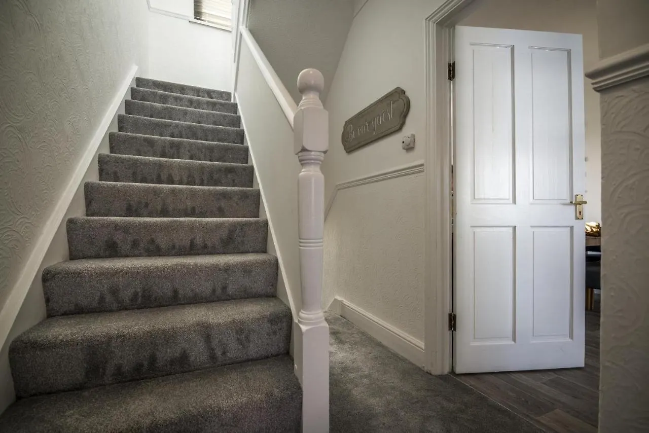 Ivydene - 3 Bedroom Holiday - * Tenby