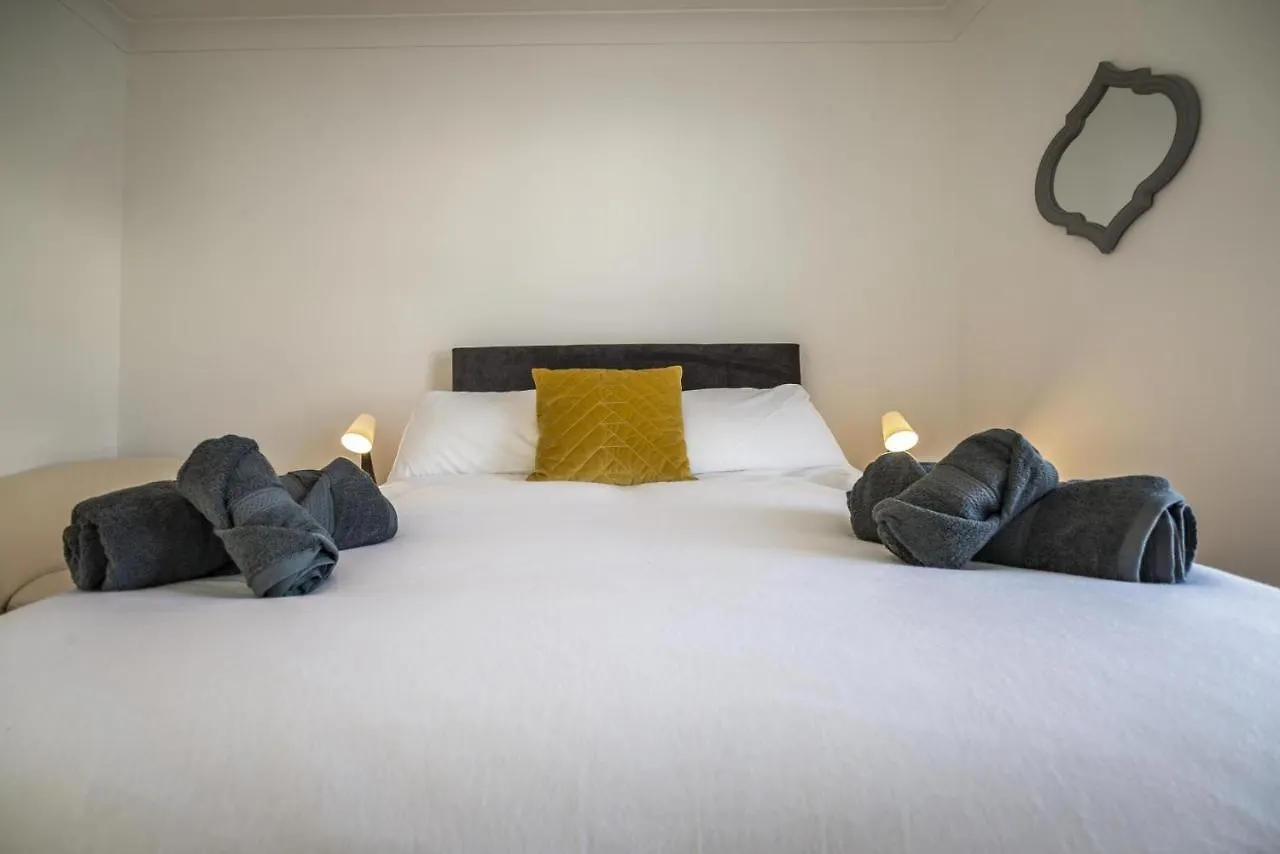 Ivydene - 3 Bedroom Holiday - *