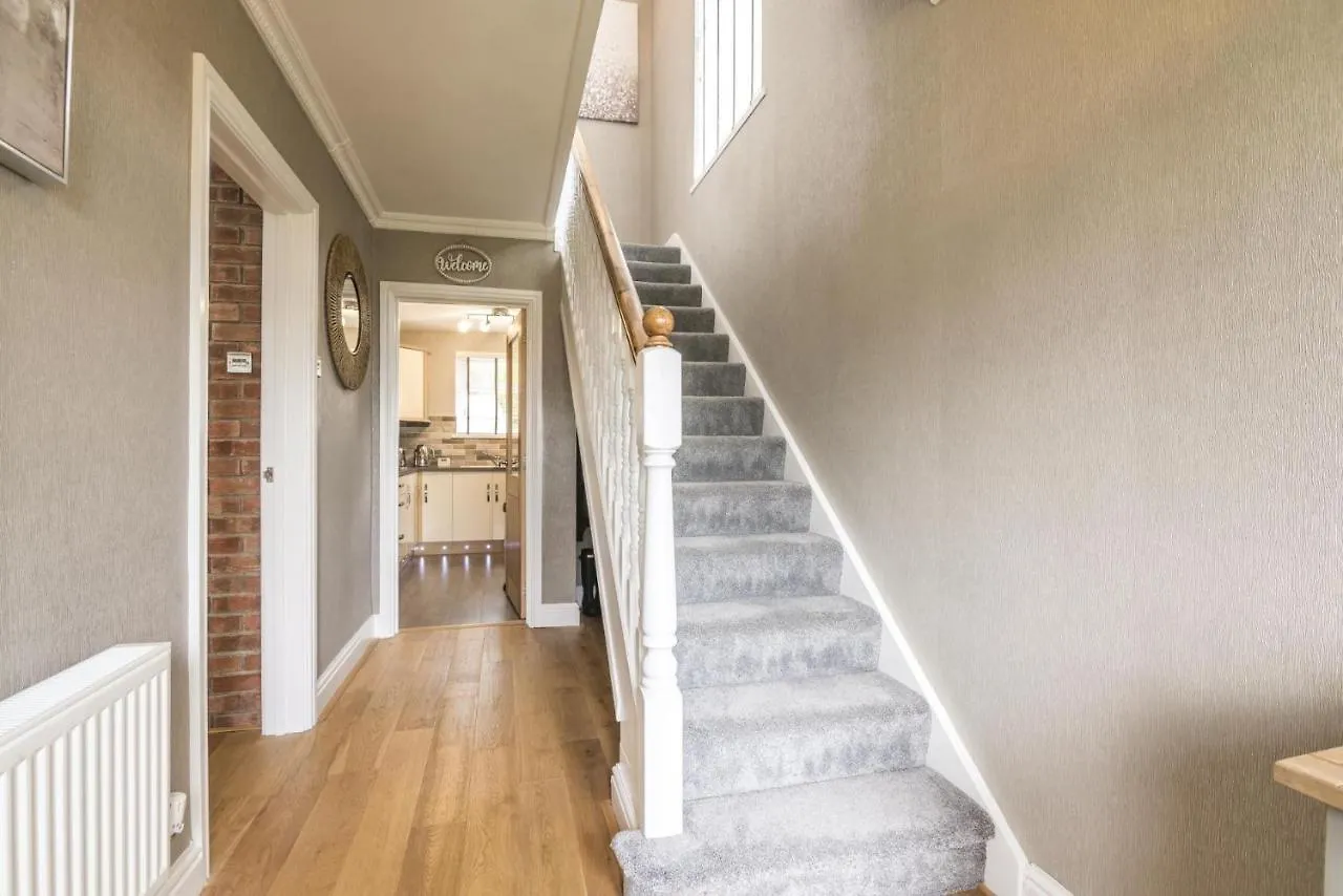 Mayfield House - 4 Bedroom House - *