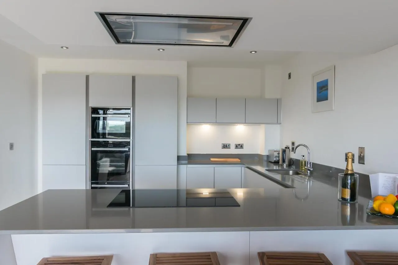 3 Waterstone House - Sea Front Apartment, Hot Tub