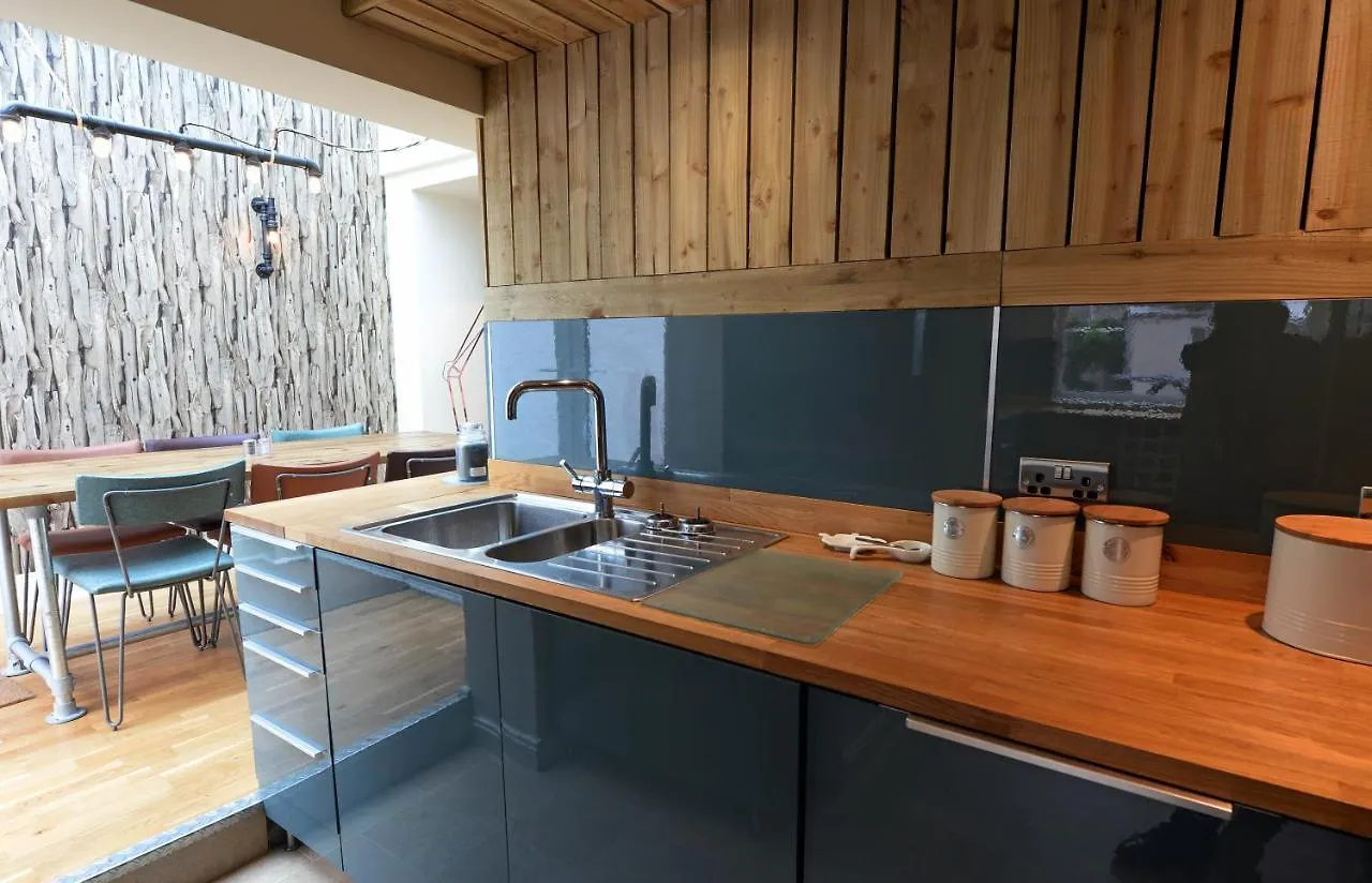 8 Culver Park - Close To And Town Centre * Tenby