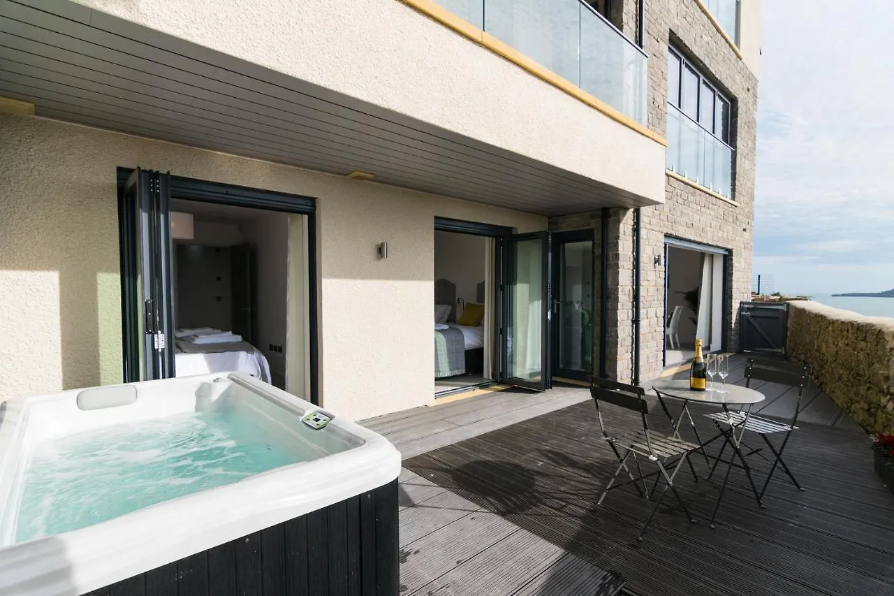 3 Waterstone House - Sea Front Apartment, Hot Tub Apartment Tenby