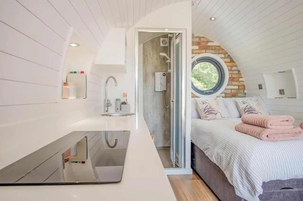 Hideaway - 1 Bedroom Pod - St Florence Tenby