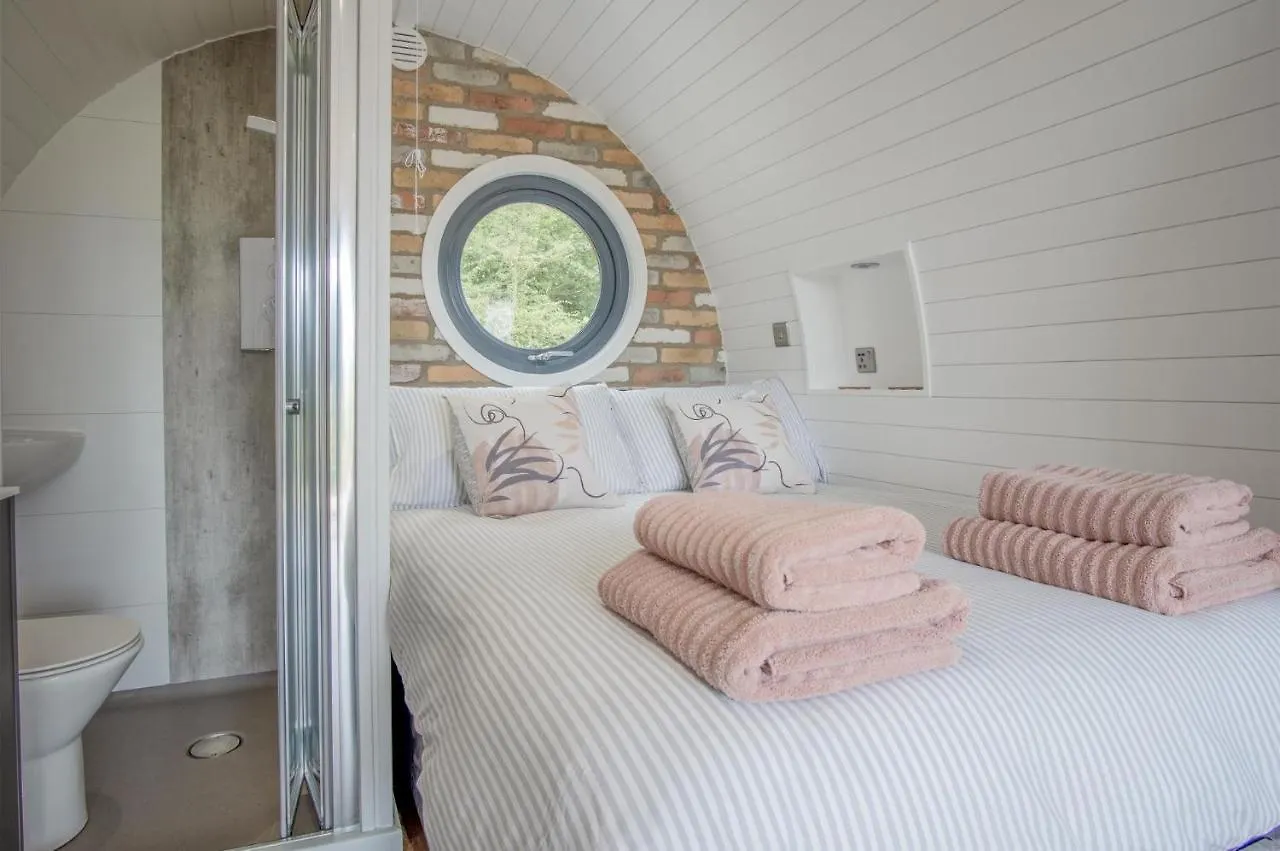 Hideaway - 1 Bedroom Pod - St Florence Apartment Tenby