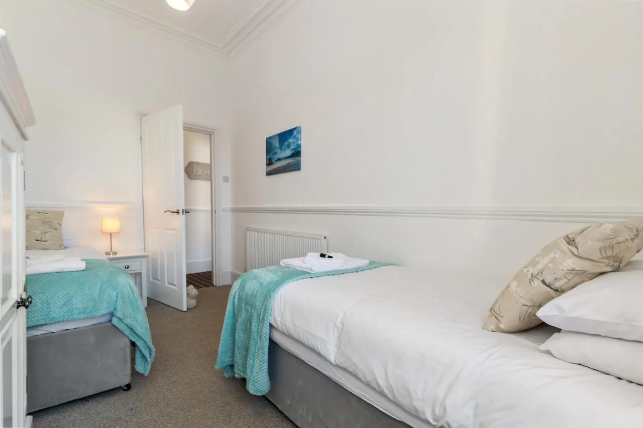 Sail - Beautiful Apartment, Minutes Walk To And Town Centre Apartment