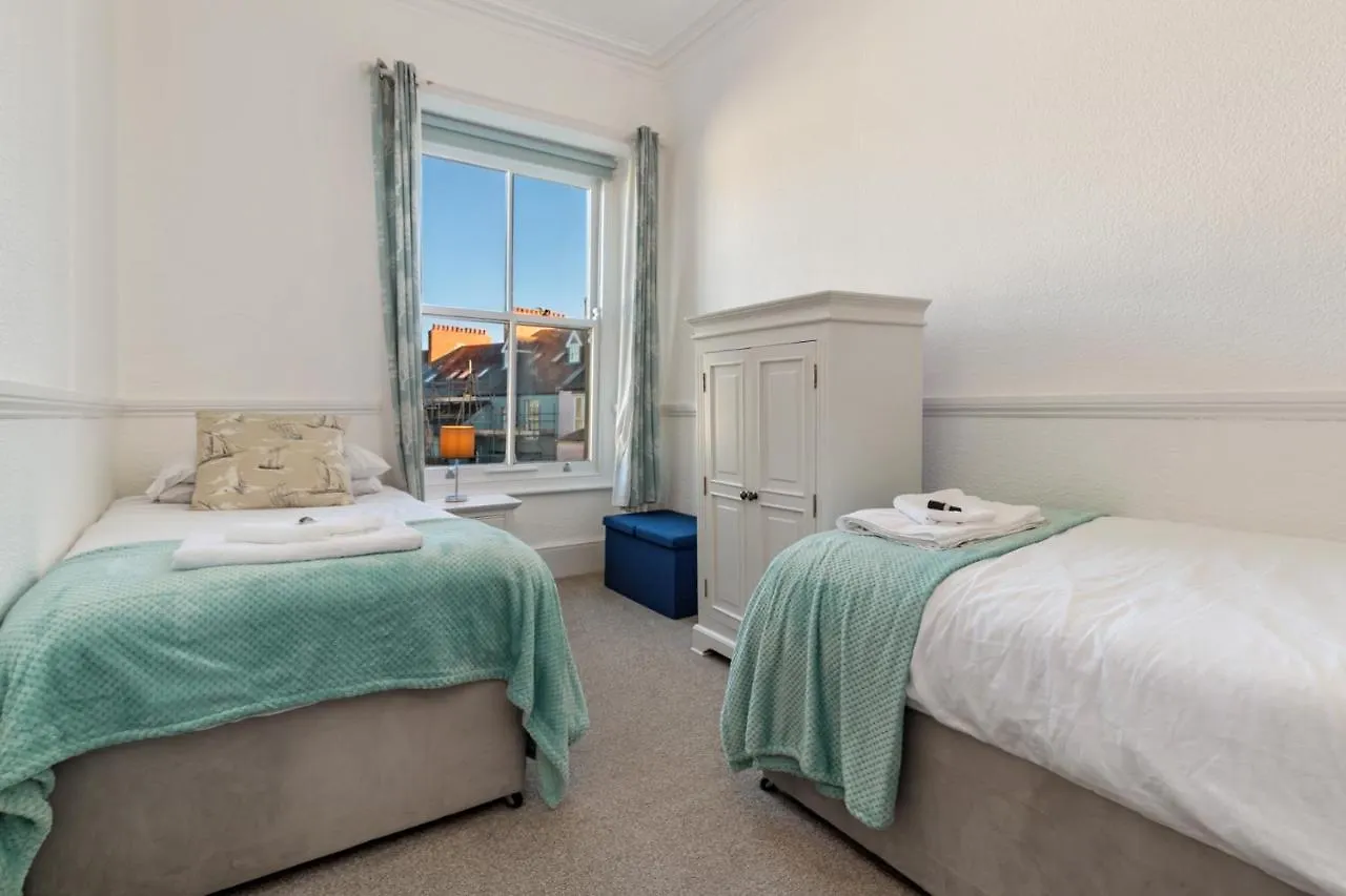 Sail - Beautiful Apartment, Minutes Walk To And Town Centre