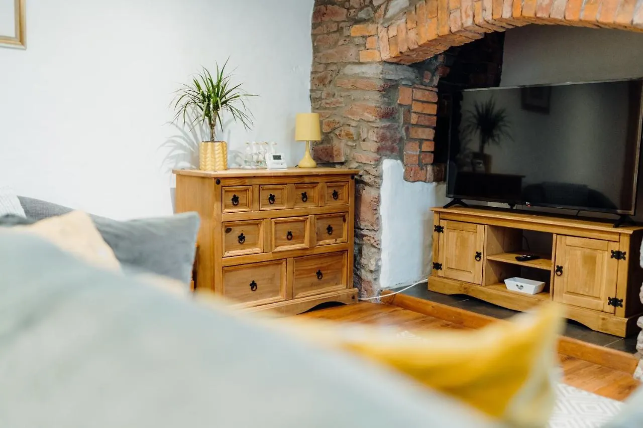 The Bakehouse - Cosy Conversion With Outdoor Sauna Tenby