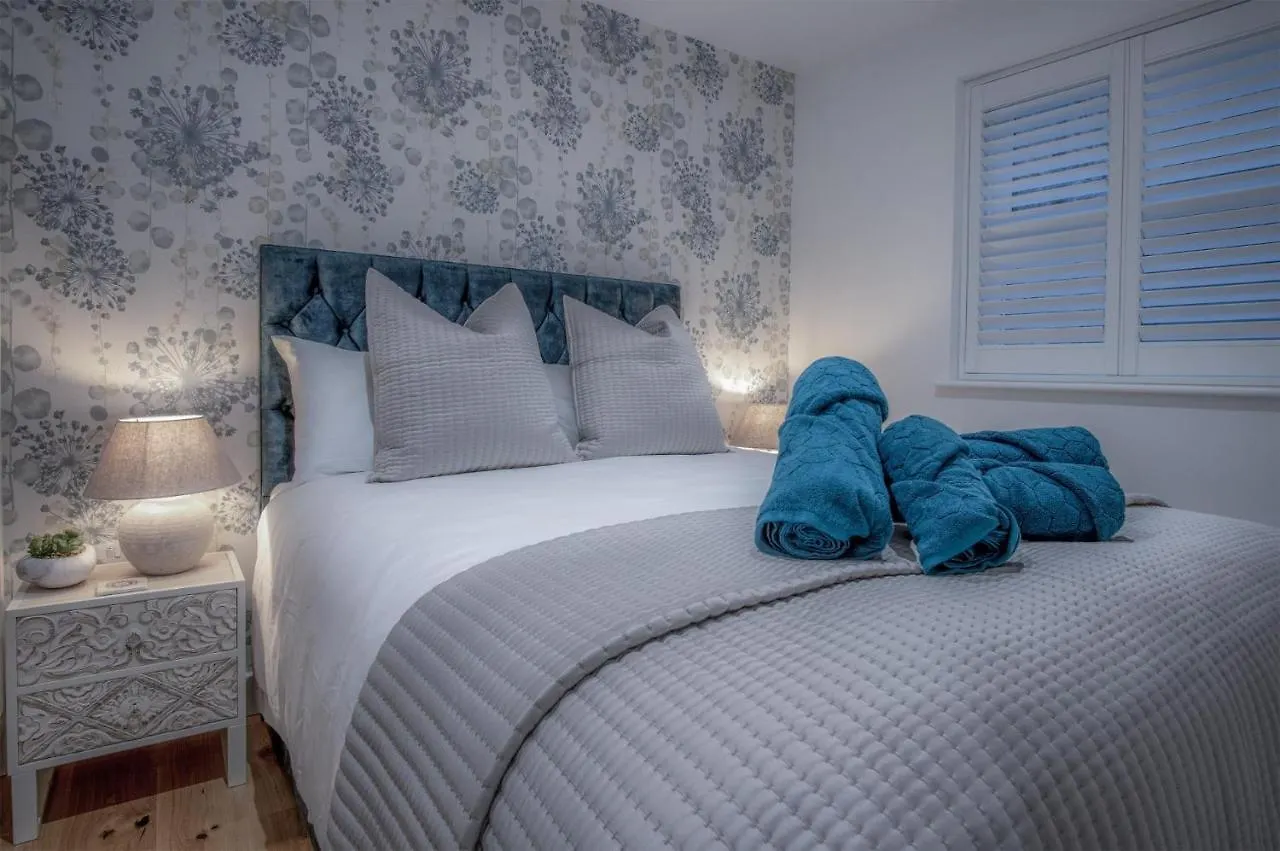 Midnight - 2 Bedroom Apartment - Tenby Apartment Tenby