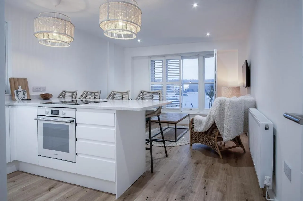 Midnight - 2 Bedroom Apartment - Tenby Apartment Tenby