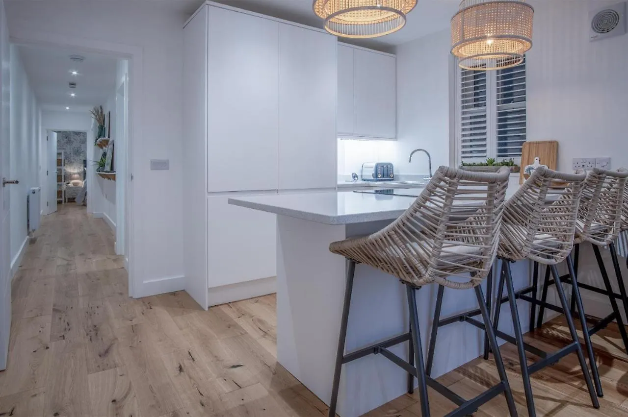 Midnight - 2 Bedroom Apartment - Tenby *